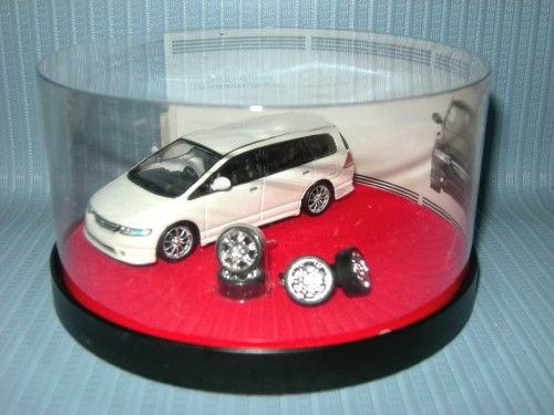   1:64 HONDA ODYSSEY ABSOLUTE - WHILE